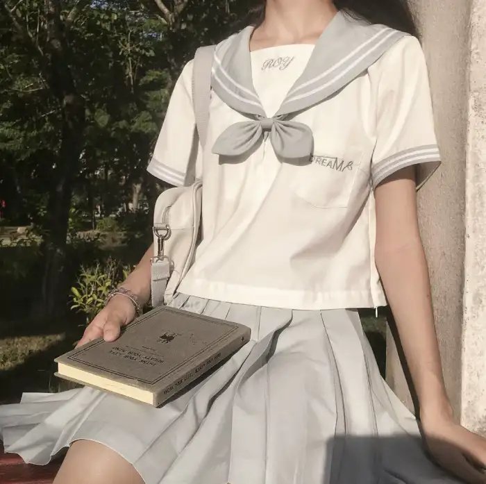 泳池里的女人